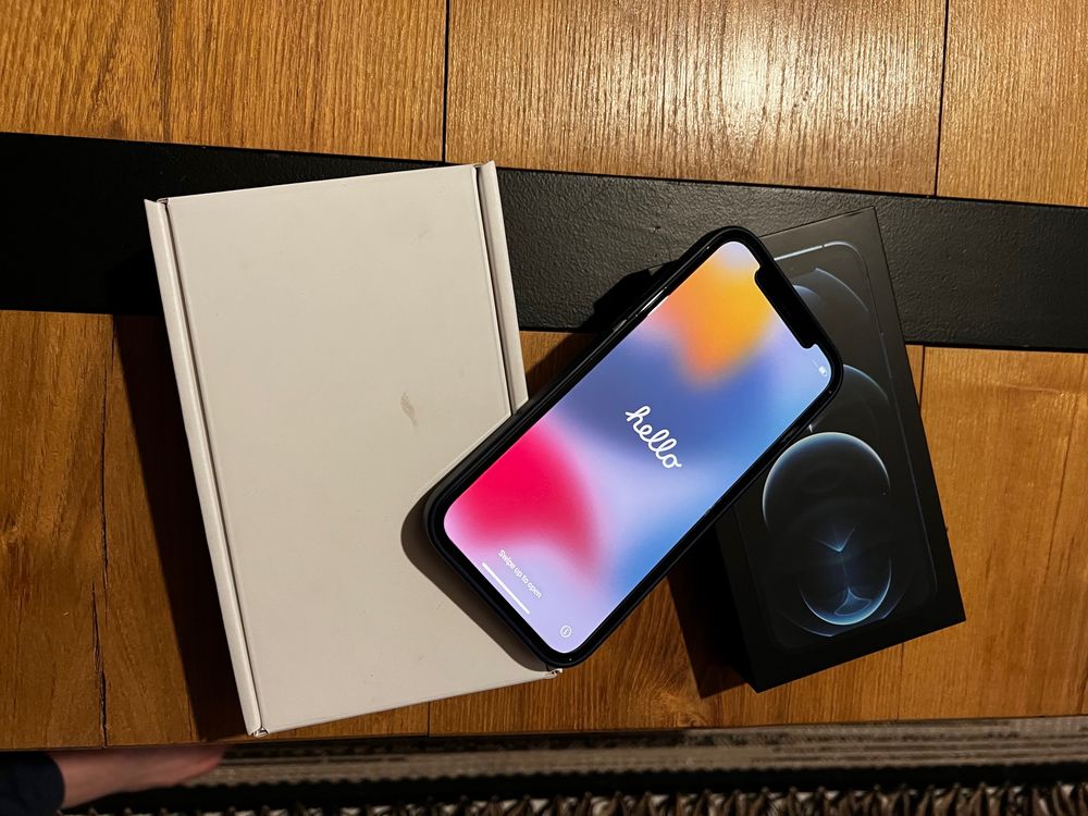 Iphone 12 Pro + coque MacSafe Téléphones et tablettes