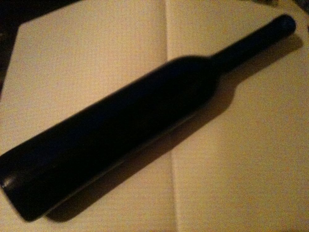 Bouteille bleu cobalt fine et allong&eacute;e environ 35 cm de haut 