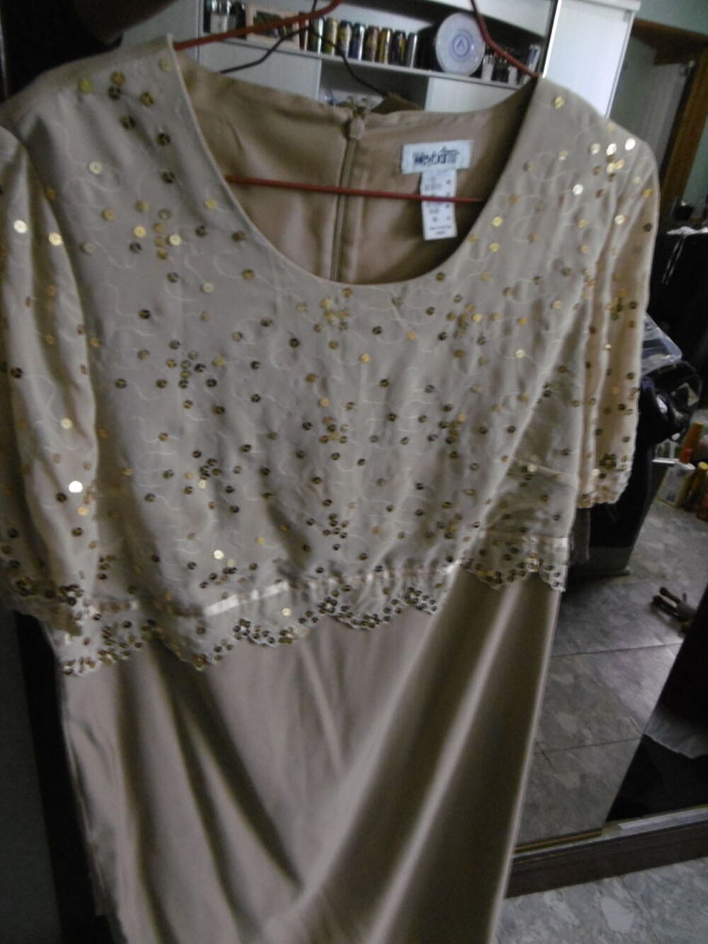 belle robe beige orn&eacute;e de strass, neuve, douce Vêtements
