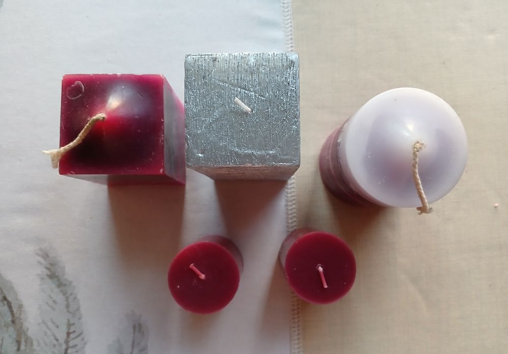 LOT de 5 BOUGIES dans petit panier bois	 Décoration