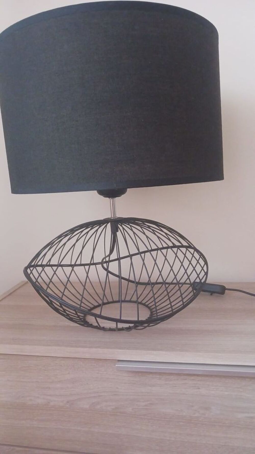 Lampe moderne m&eacute;tal noir ? 20€ Décoration