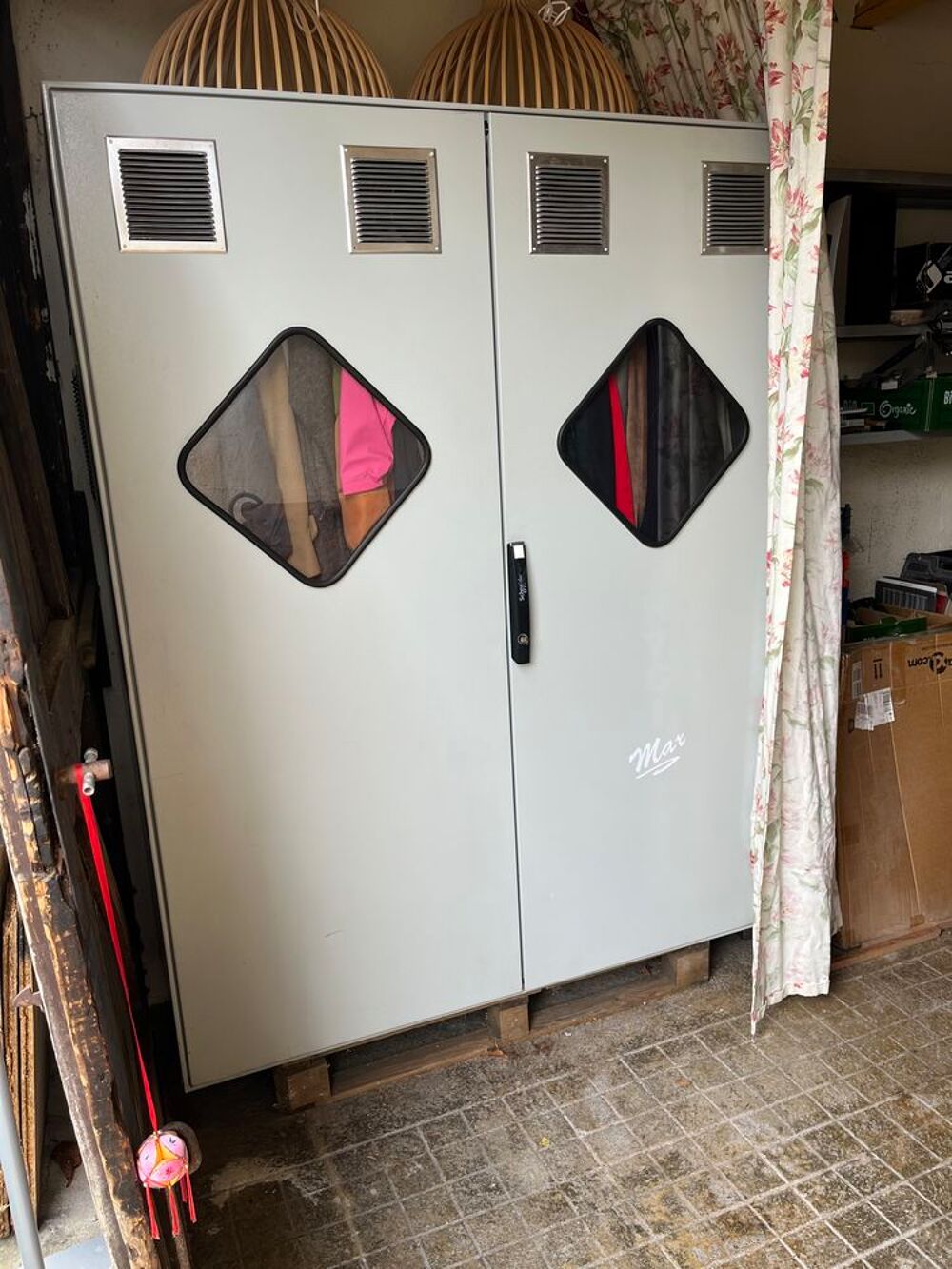 Grande armoire penderie ou &eacute;tag&egrave;res,m&eacute;tallique, renforc&eacute;e. Bricolage