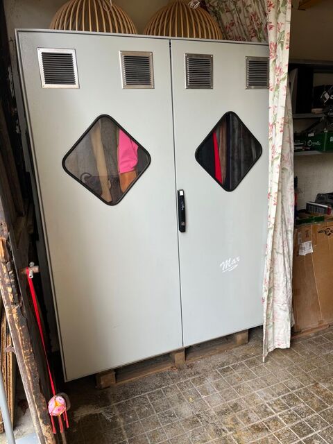 Grande armoire penderie ou �tag�res,m�tallique, renforc�e. 100 Filli�re (74)