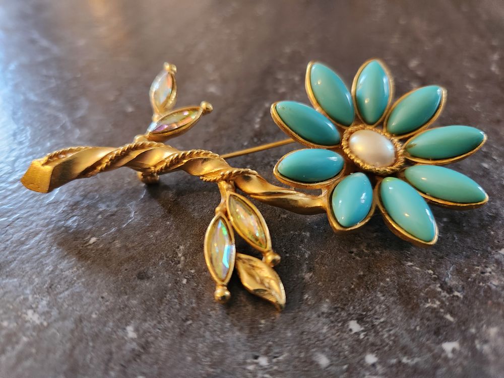 Broche fleur P&eacute;tales turquoise strass C.LACROIX Bijoux et montres