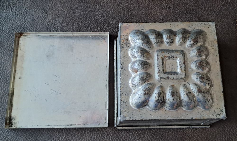 ancien moule &agrave; glace, ou entremets en fer blanc. 
