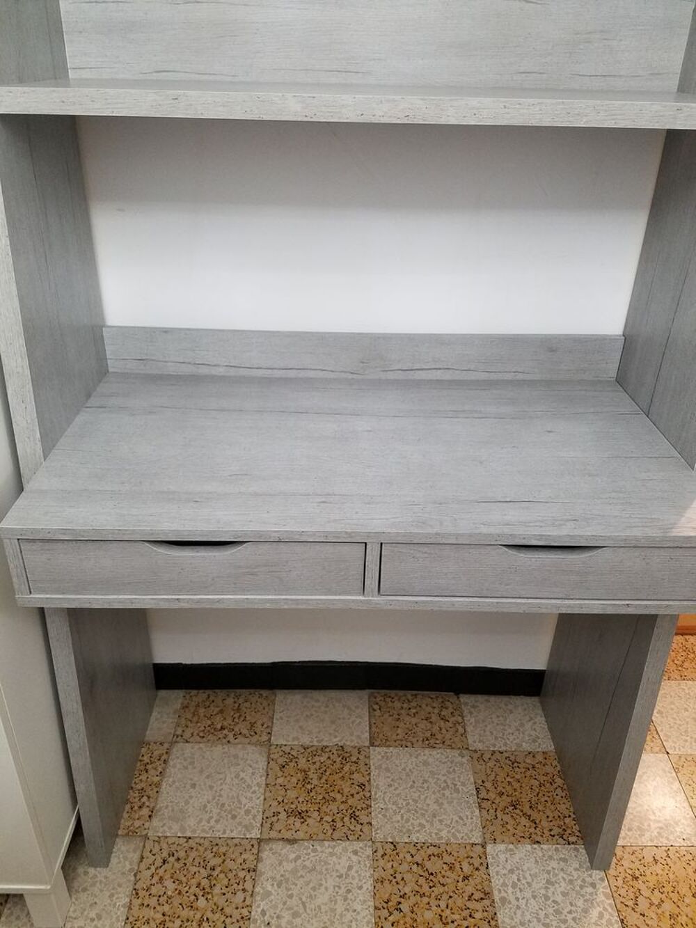 Bureau gris alin&eacute;a Meubles