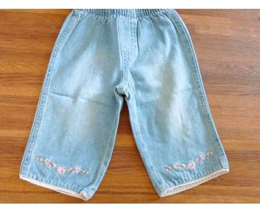 jean b&eacute;b&eacute; fille bleu 6 mois TBE + roses brod&eacute;es Vêtements enfants