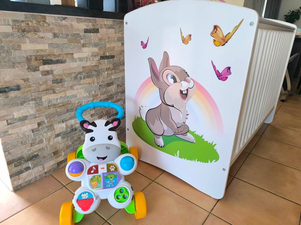 Lit b&eacute;b&eacute; avec accessoires et jouets Meubles
