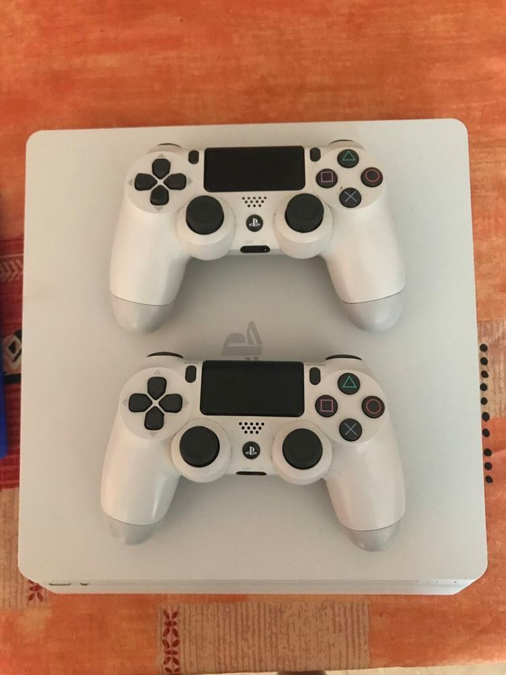 ps4 slim Blanche 500go 2 manettes 2 jeux Consoles et jeux vidéos