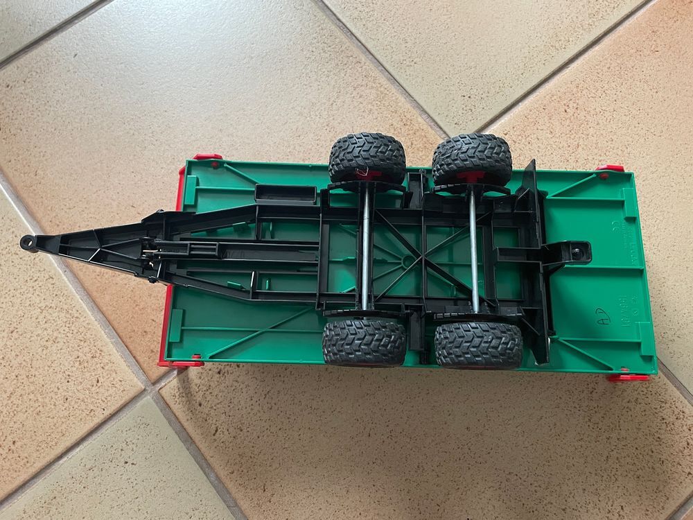 Remorque plateau balles rondes (Bruder made in germany) Jeux / jouets