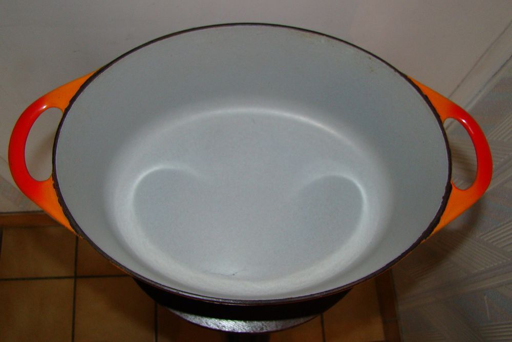Cocotte ovale en fonte &eacute;maill&eacute;e vintage ann&eacute;es 1960 Décoration