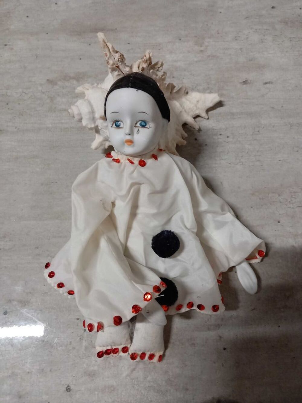 poup&eacute;e de collection en porcelaine 