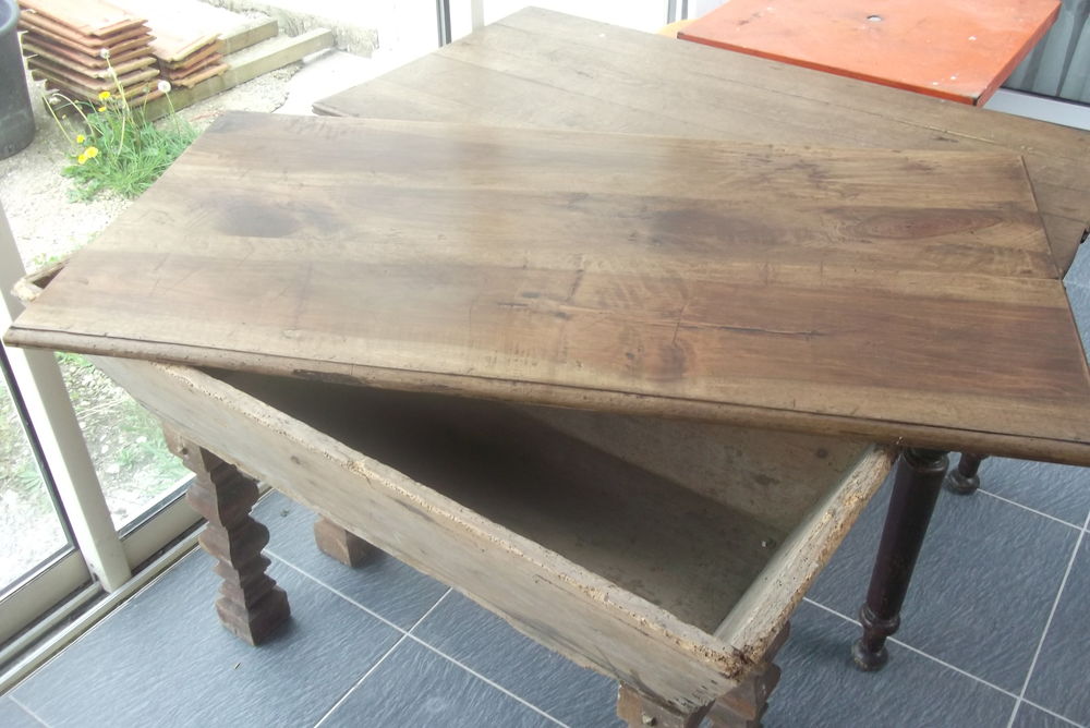 TABLE PETRIN en MASSIF 126 x 63 cm H. 76 cm Meubles