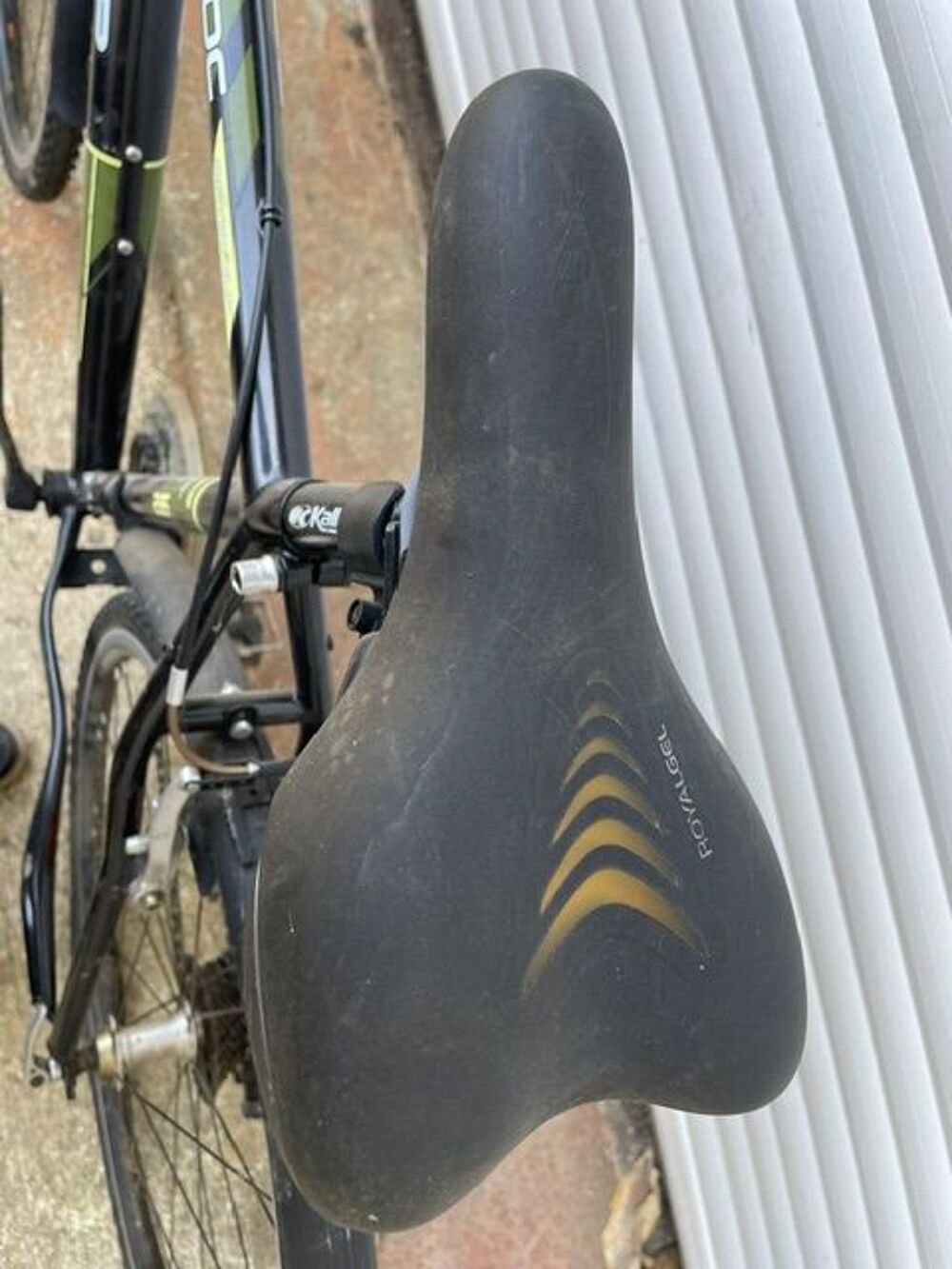 V&eacute;lo de ville noir avec suspension avant Vélos