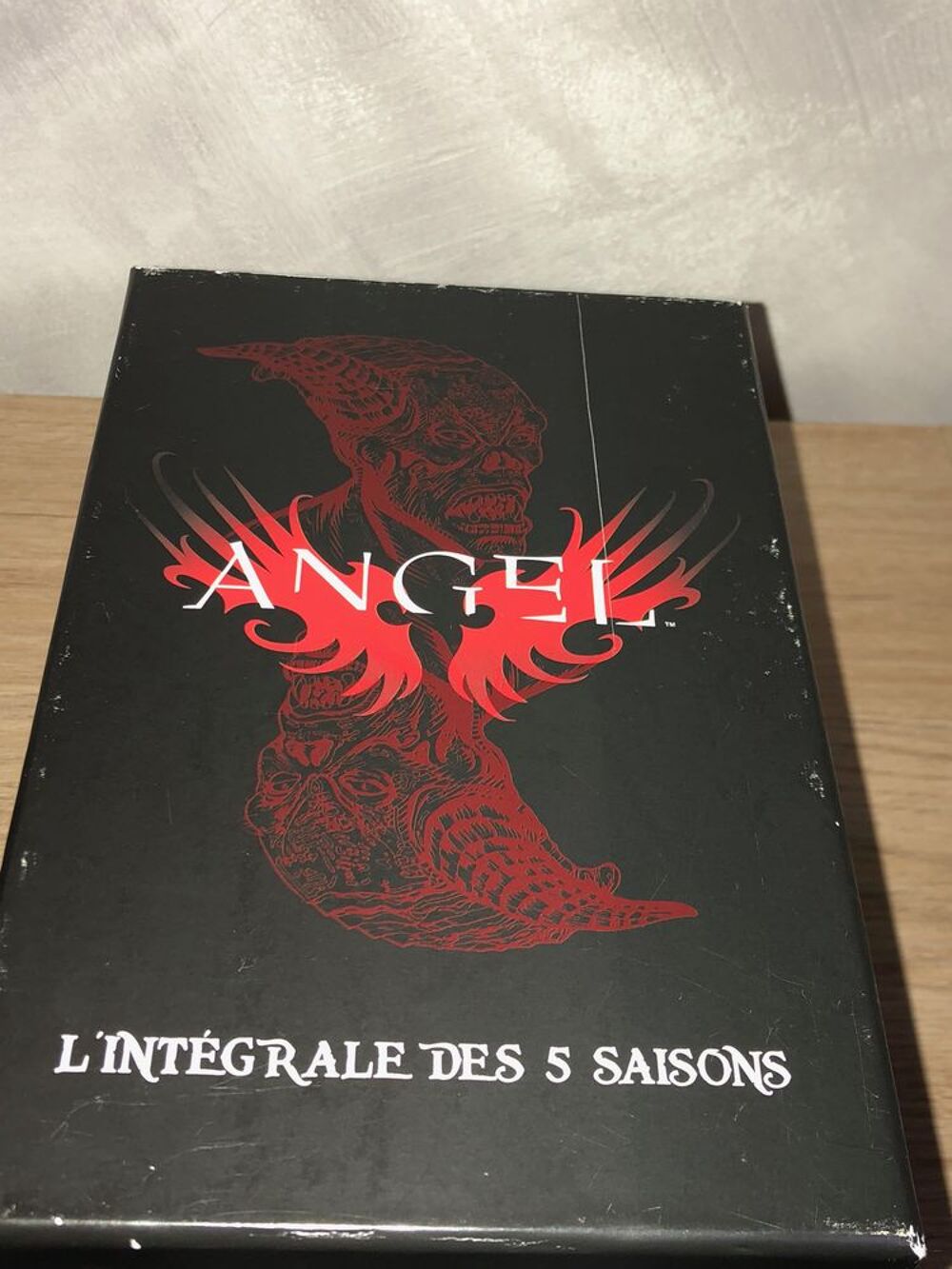 coffret Angel saison 1 &agrave; 5 DVD et blu-ray