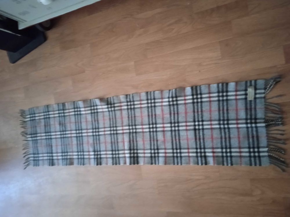 &eacute;charpe Burberry tr&egrave;s bon &eacute;tat.a d&eacute;battre Maroquinerie