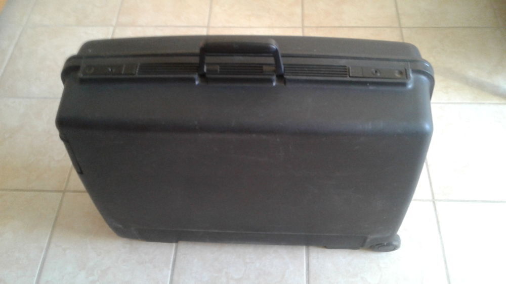 Valise DELSEY en tr&egrave;s bon &eacute;tat avec 2 roulettes et 2 poign&eacute;e Maroquinerie