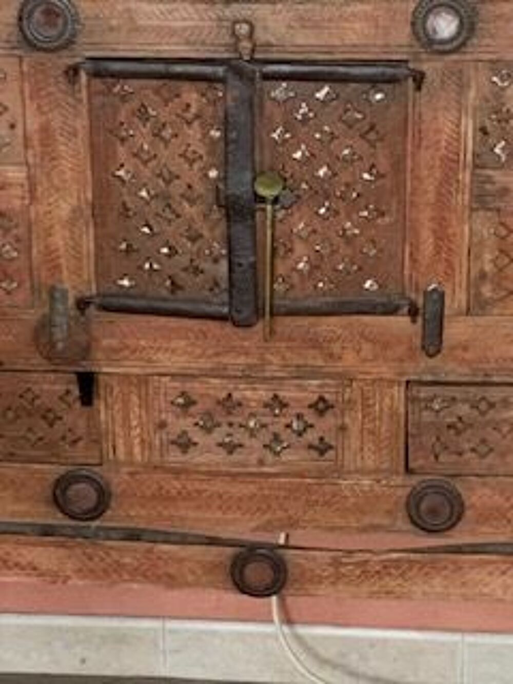 Meuble console indien tr&egrave;s ancien, en bois sculpt&eacute; Meubles