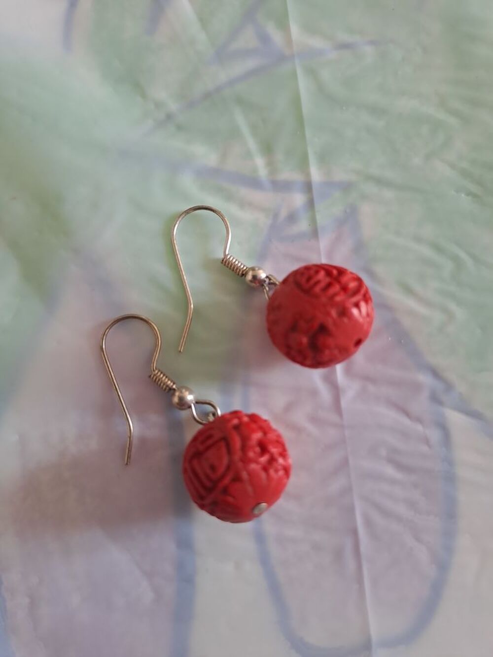 Lot de boucles d'oreilles en cinabre Bijoux et montres