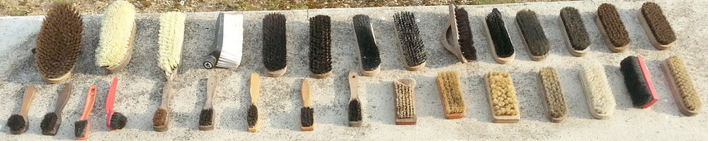 30 petites brosses en bon &eacute;tat 