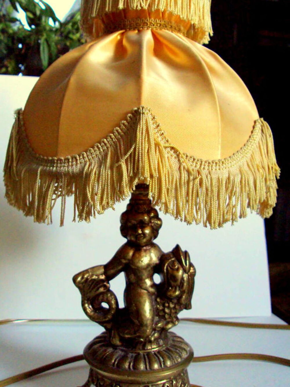 belle lampe ancienne avec un ange ou amour en bronze Dcoration