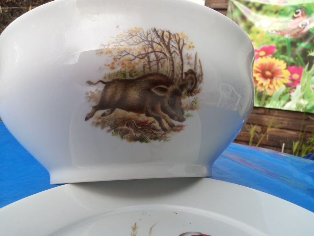 saladier d&eacute;cor sanglier porcelaine Bremailles 