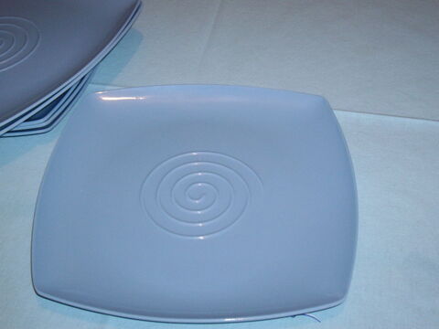LOT 6 ASSIETTES BLEU
EN PLASTIQUE
22 CM X 22 CM ENVIRON
2 Triel-sur-Seine (78)