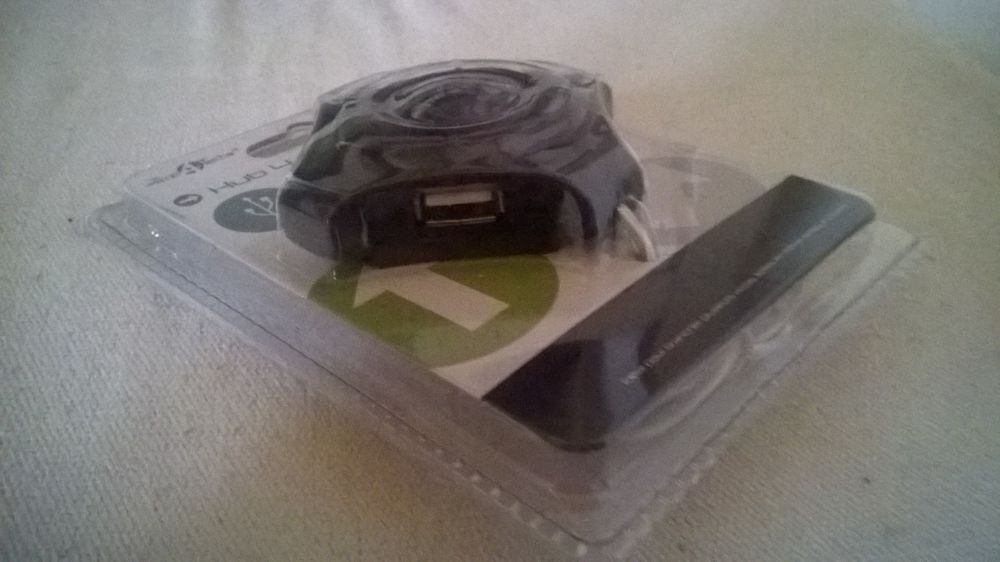 HUB 4 PORTS 
USB2.0
Neuf sous emballage
Ideal pour branch Matériel informatique