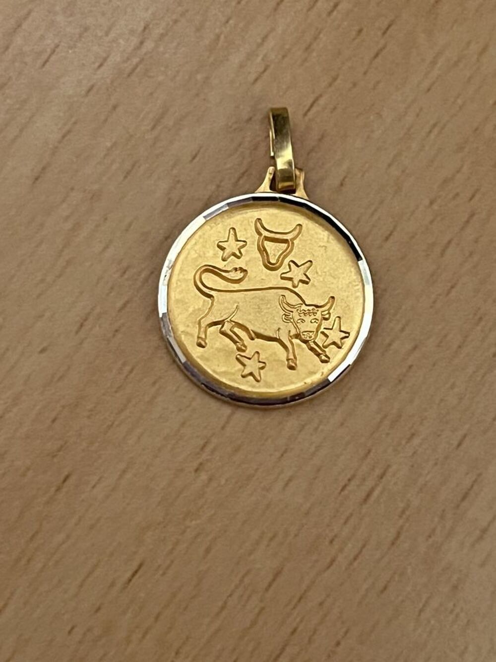 M&eacute;daille pendentif plaqu&eacute; or TAUREAU Bijoux et montres