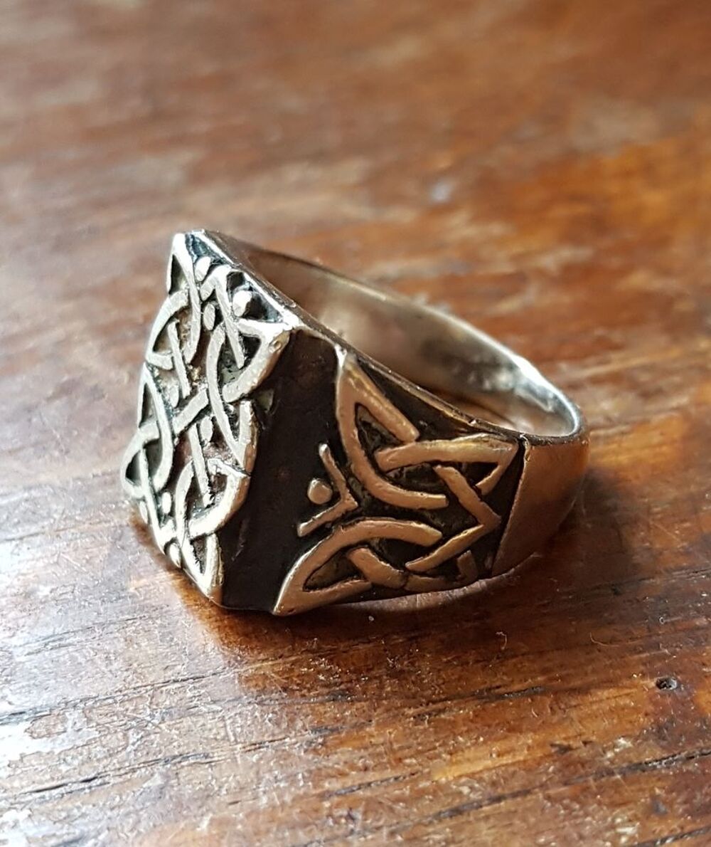 Superbe anneau de type celte en argent massif Bijoux et montres