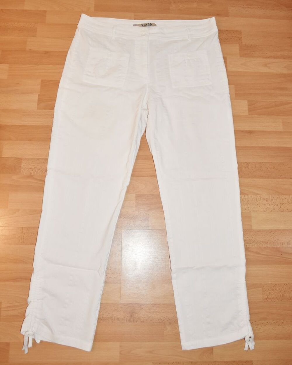 Pantalon blanc. Taille: 44. Via 28. Tr&egrave;s bon &eacute;tat Vêtements