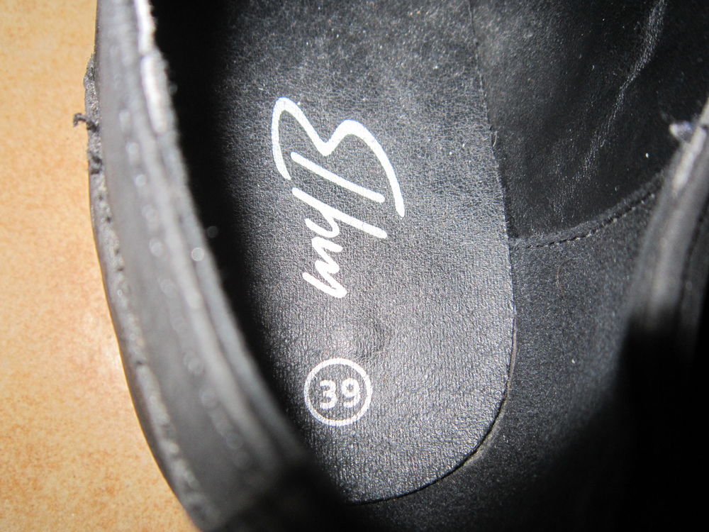 Une paire de chaussures &agrave; lacets Femme Chaussures