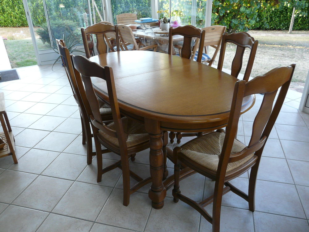 table avec rallonges en ch&ecirc;ne massif et 6 chaises Meubles