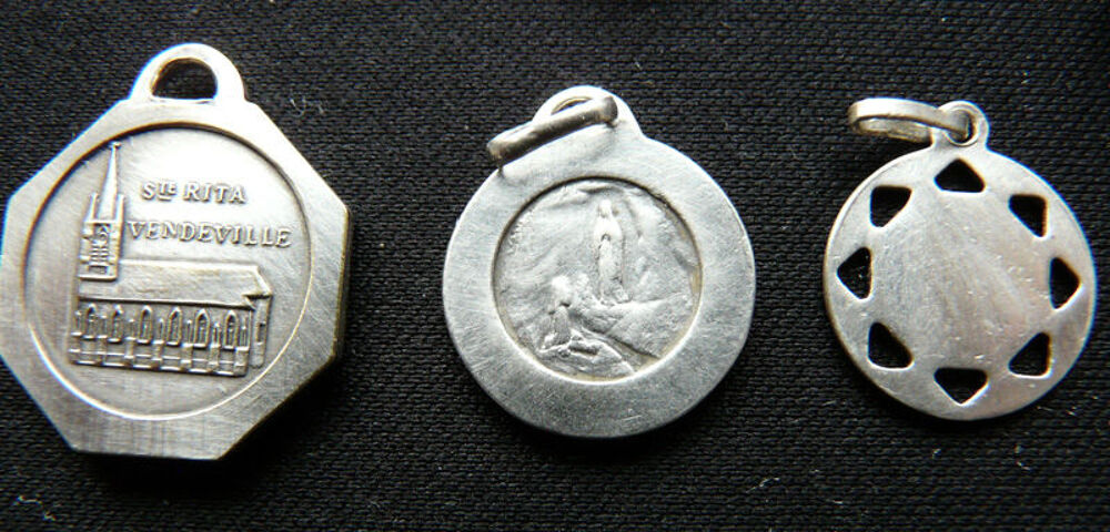 Lot de 16 M&eacute;dailles diverses et Pendentifs religieux - Vinta Bijoux et montres