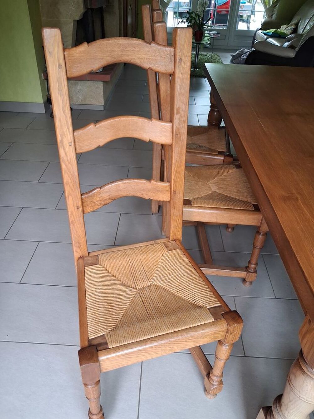 Table salle &agrave; manger + 8 chaises Meubles