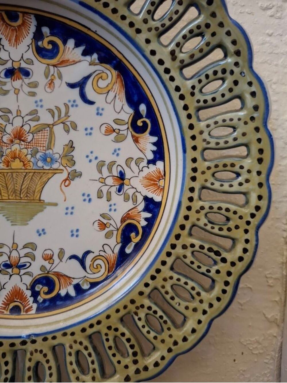 Assiette d&eacute;corative en fa&iuml;ence de Desvres , milieu 20e . Diam 25 cm D�coration