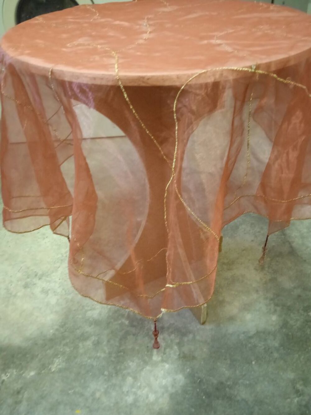 une table &agrave; juponn&eacute;e Meubles
