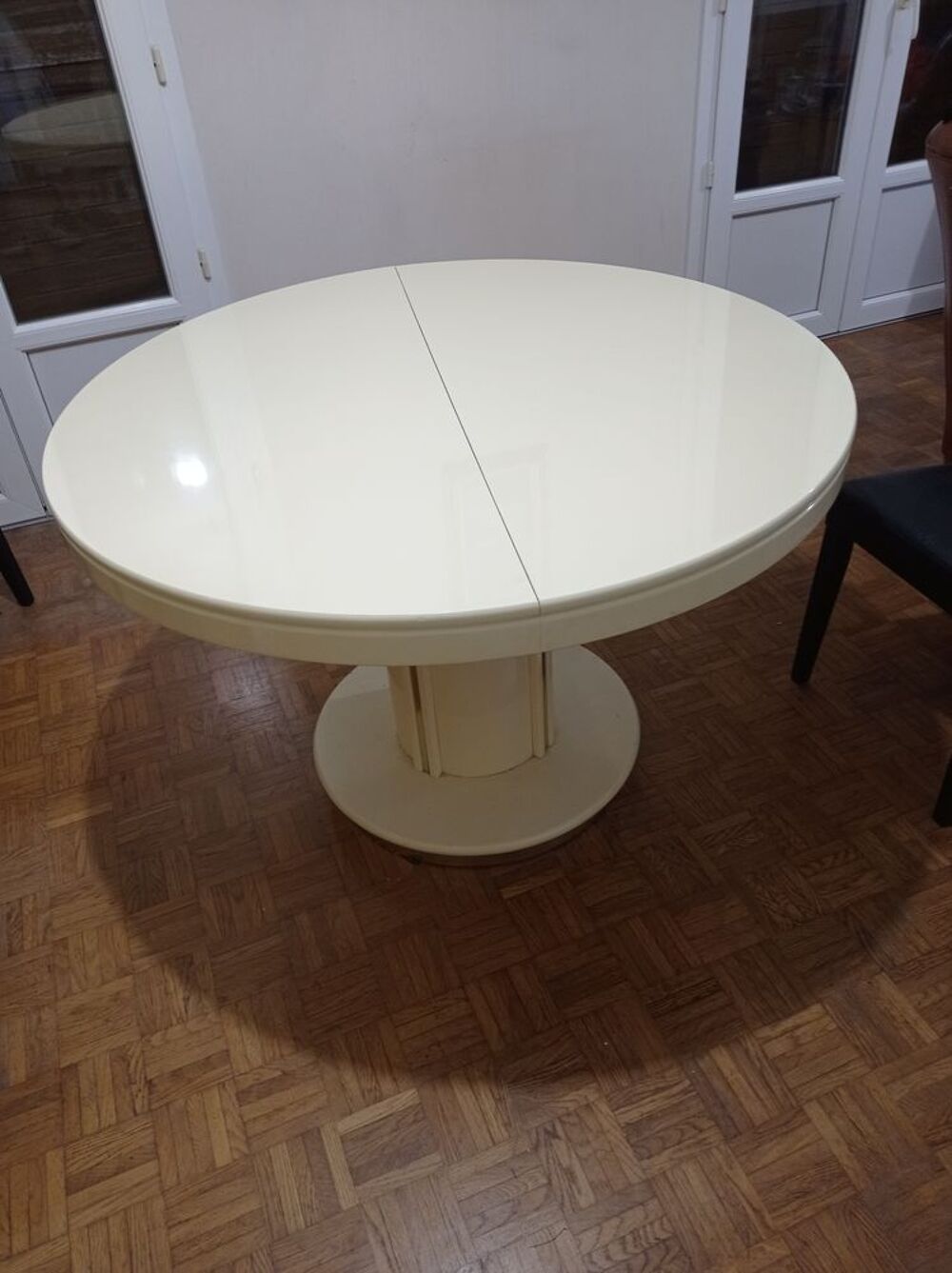 living laqu&eacute; ivoire et table ronde Meubles