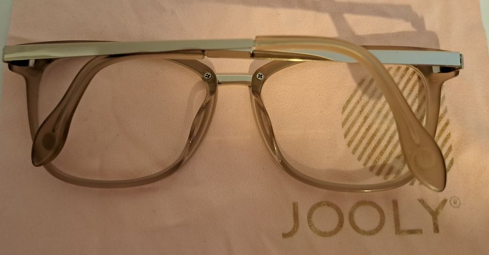 Monture dor&eacute;e et rose poudr&eacute;
Lunette Jooly Bijoux et montres