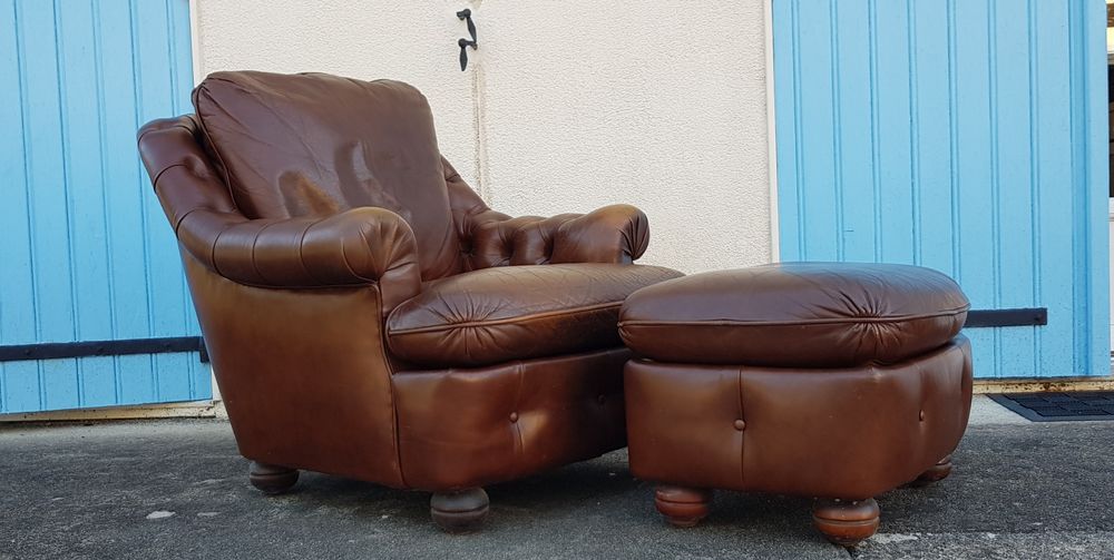 Fauteuil Chesterfield et pouf cuir vintage Meubles