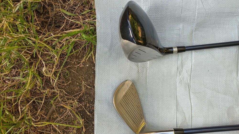 6 club de golf pour droitier avec un sac en Wilson,avec des balles et des tees . Sports