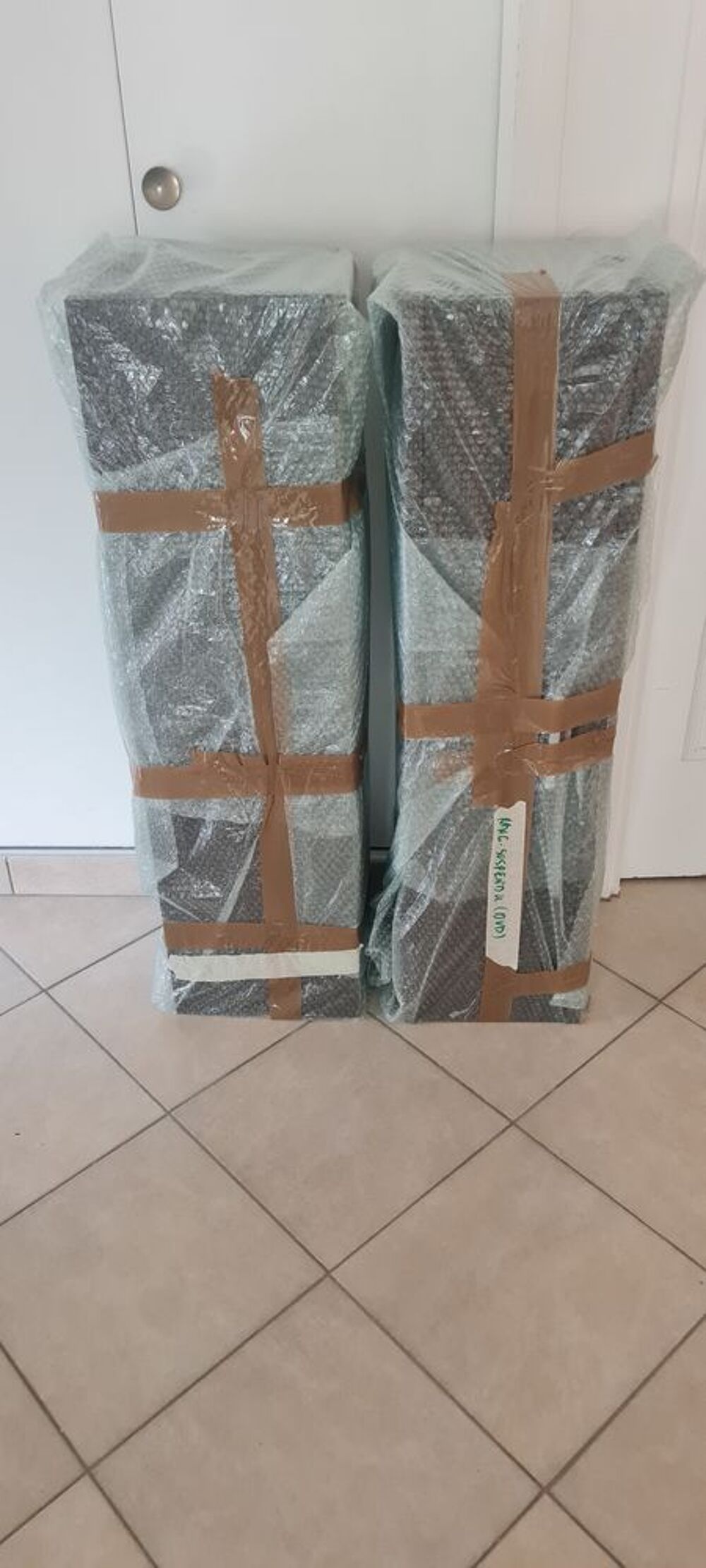 Meubles de rangement suspendus, bel aspect bois marron fonc&eacute; Meubles