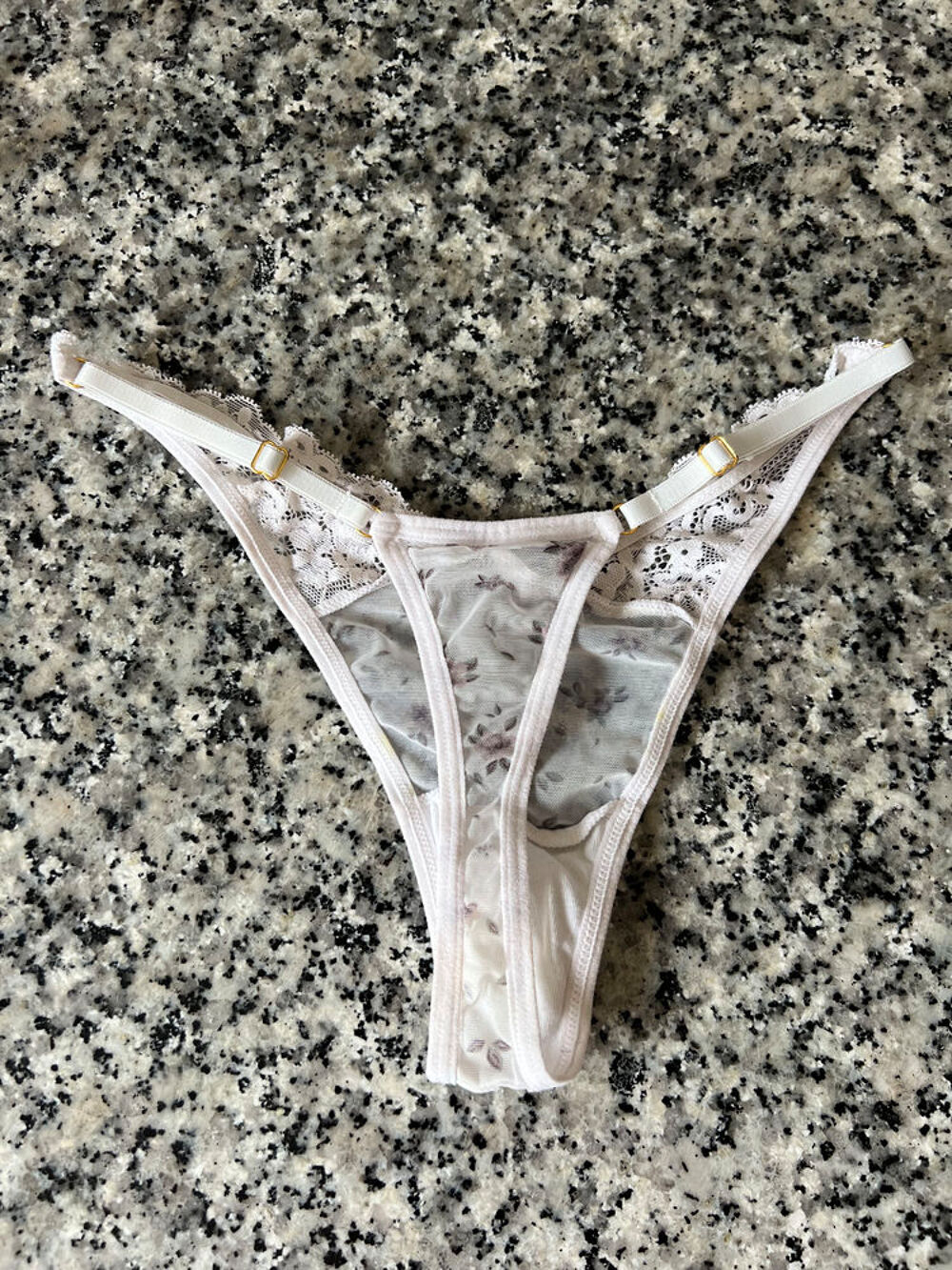String Femme Blanc Fleuri &amp; Dentelle. Neuf Jamais Port&eacute; Vêtements