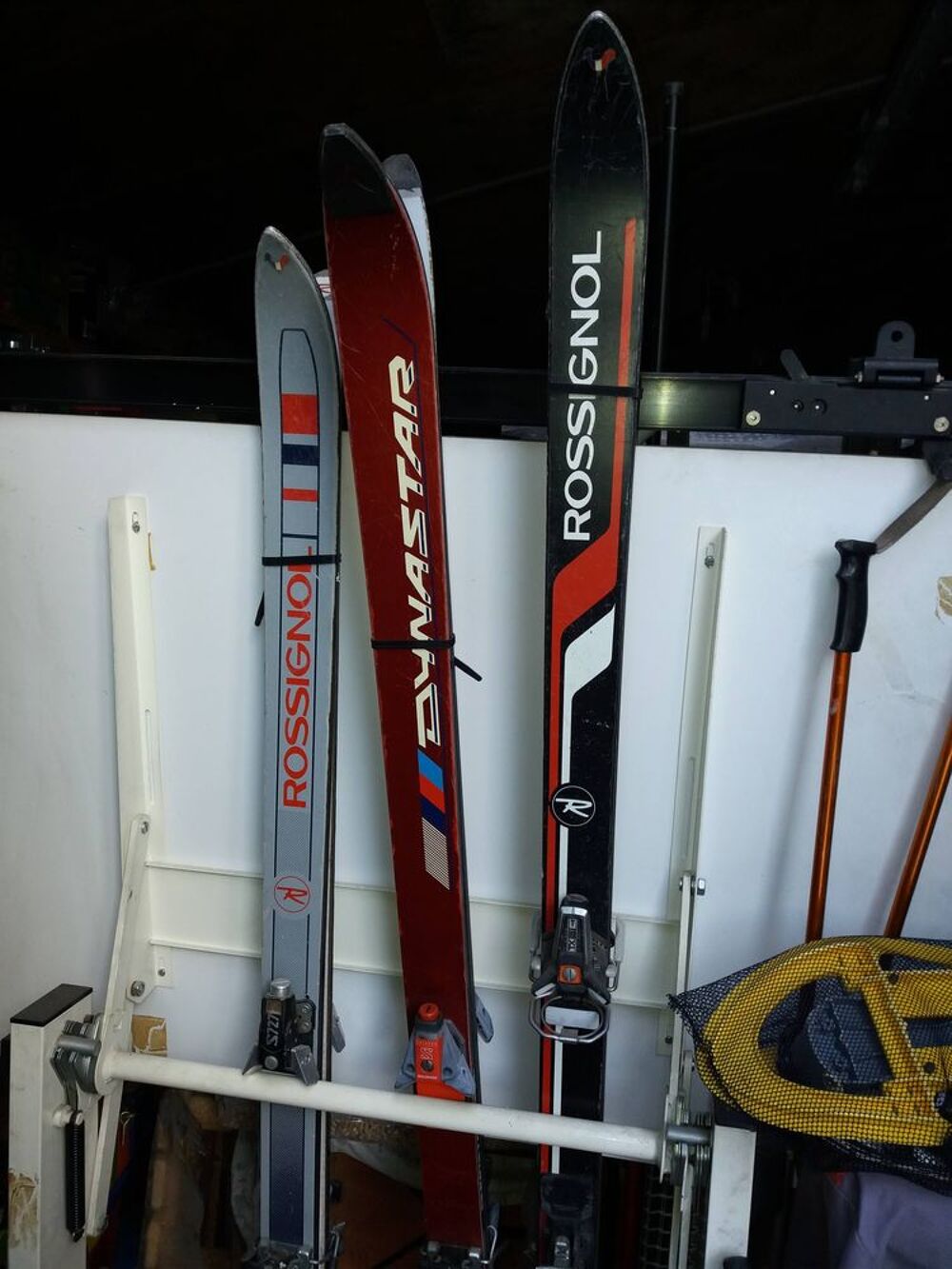 ancien ski et b&acirc;tons Sports