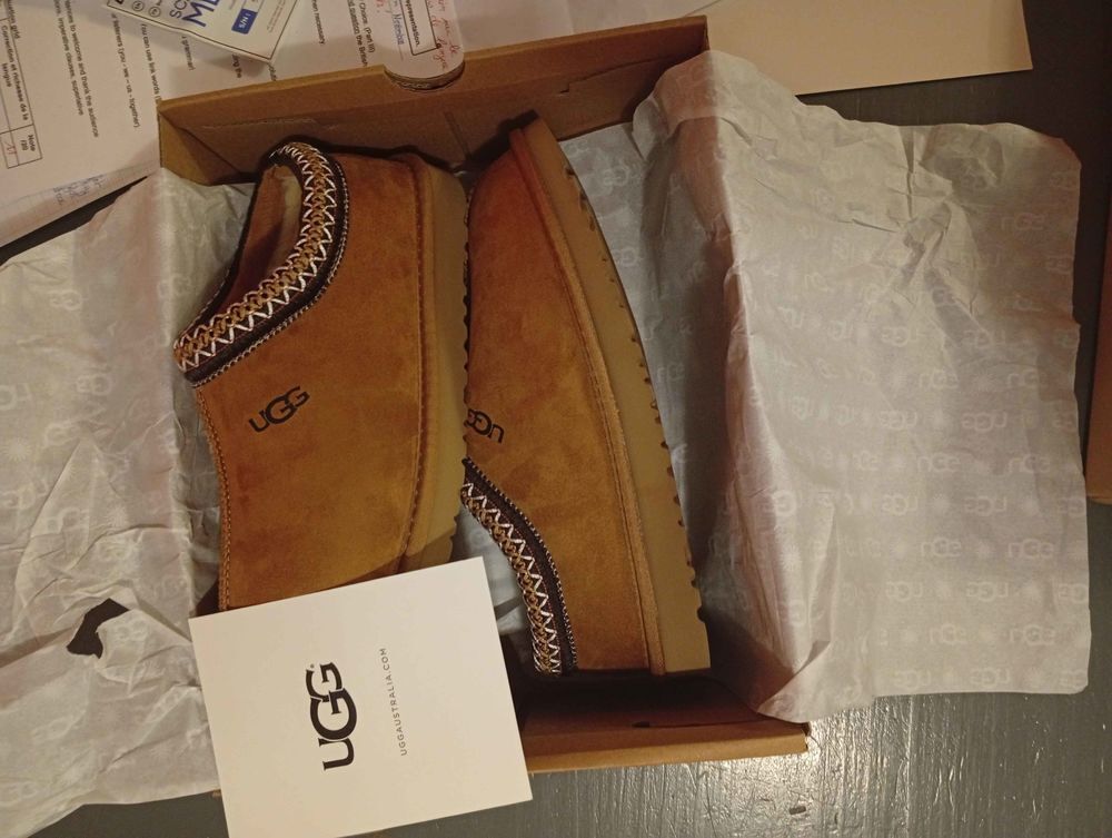 Chaussons UGG marron avec bo&icirc;te Chaussures