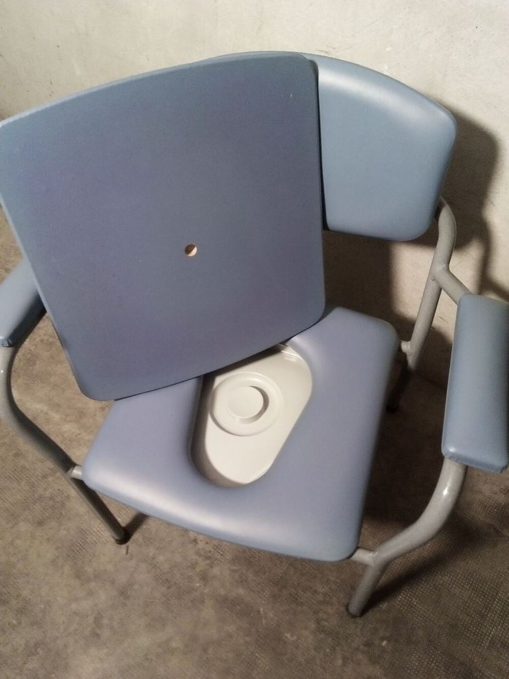 Chaise perc&eacute;e m&eacute;dicale Meubles