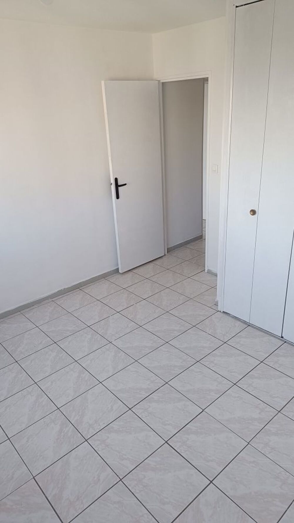 Location Appartement P2 DANS RÉSIDENCE CALME ENSOLEILLÉE Nîmes