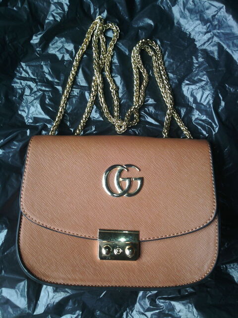 SAC A MAINS    AVEC   CHAINE     GG  BEIGE CLAIR
Le Creusot (71)