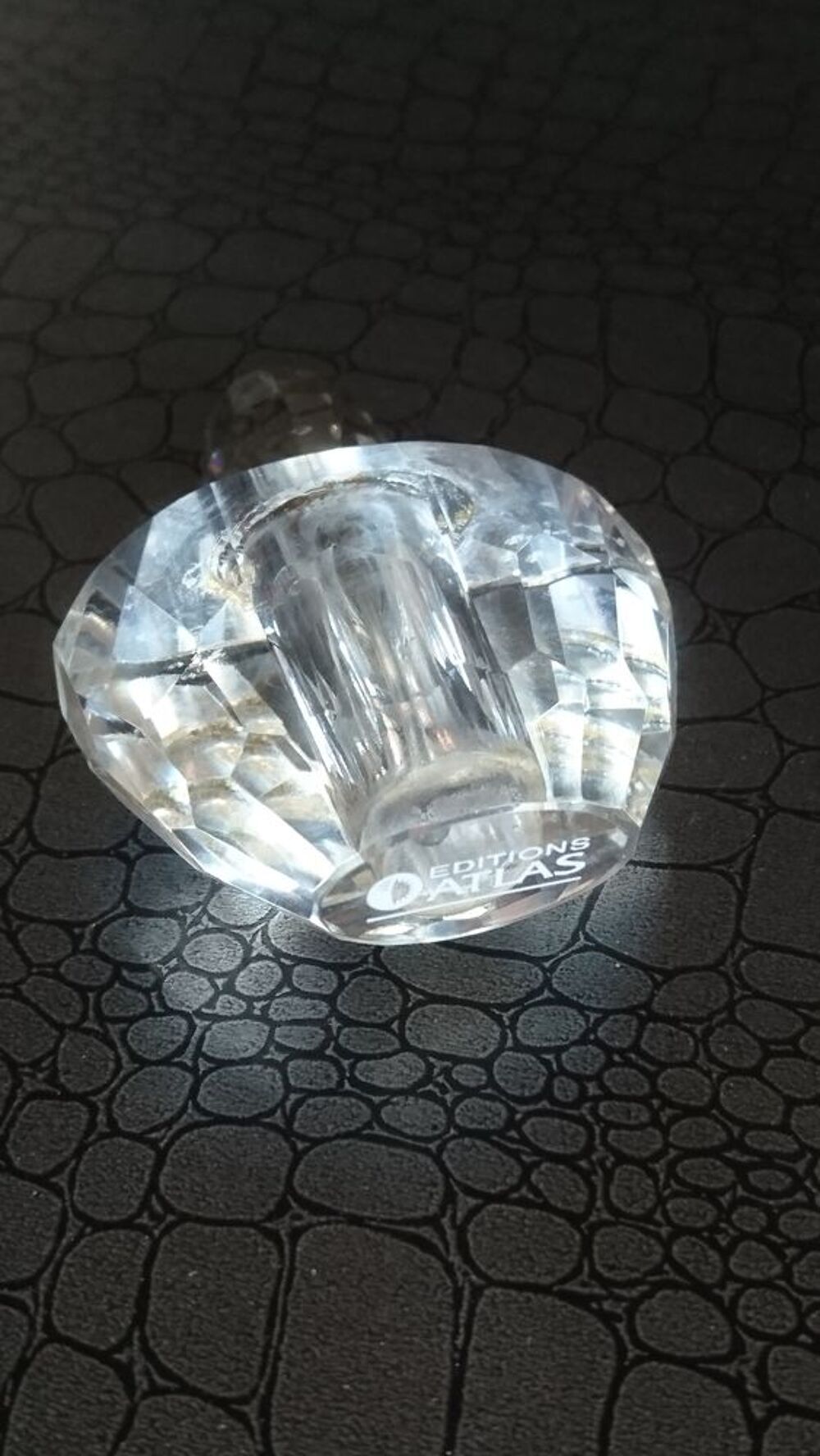  Flacon en verre avec sa tige pour parfum ancien (Atlas) 