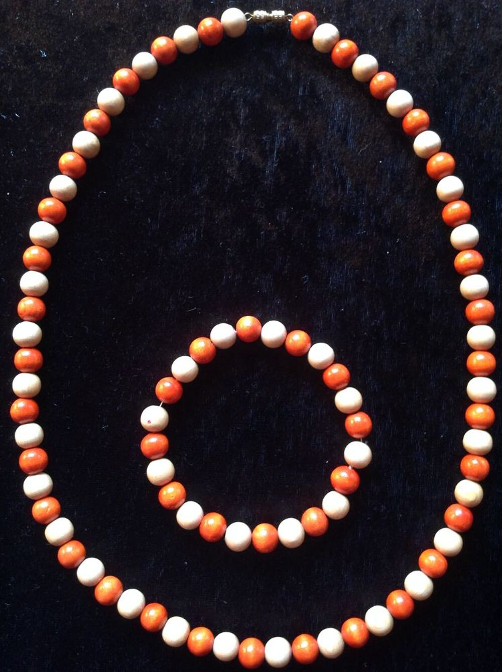 ENSEMBLE COLLIER ET BRACELET DE PERLES EN BOIS Envoi Possibl Bijoux et montres